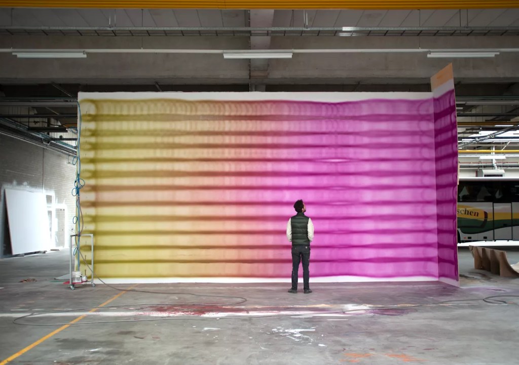 Jonge Brabantse kunstenaar schildert op muren en vloeren van Het Noordbrabants&nbsp;Museum